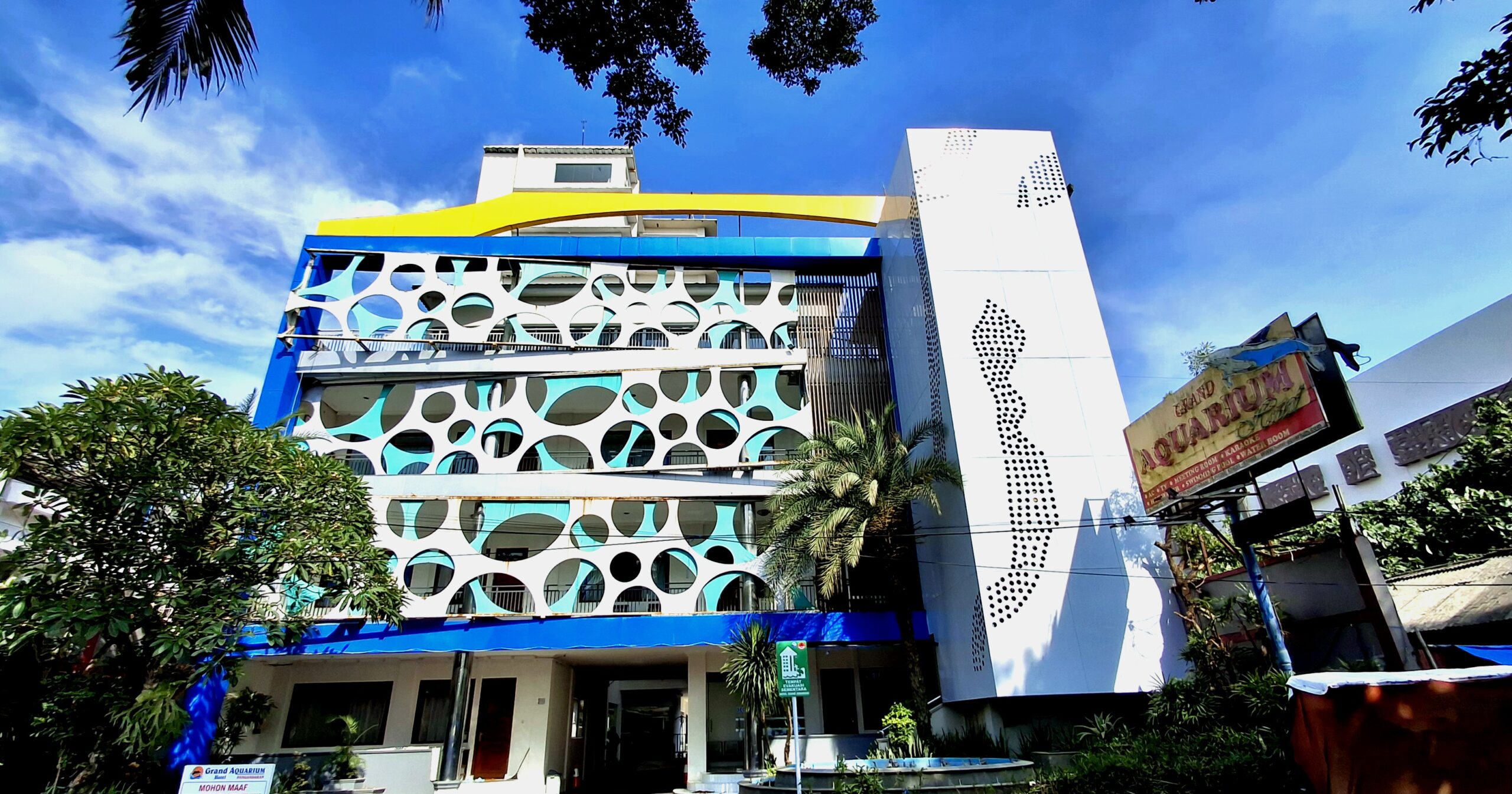 Gedung 6 lantai Grand Aquarium Hotel