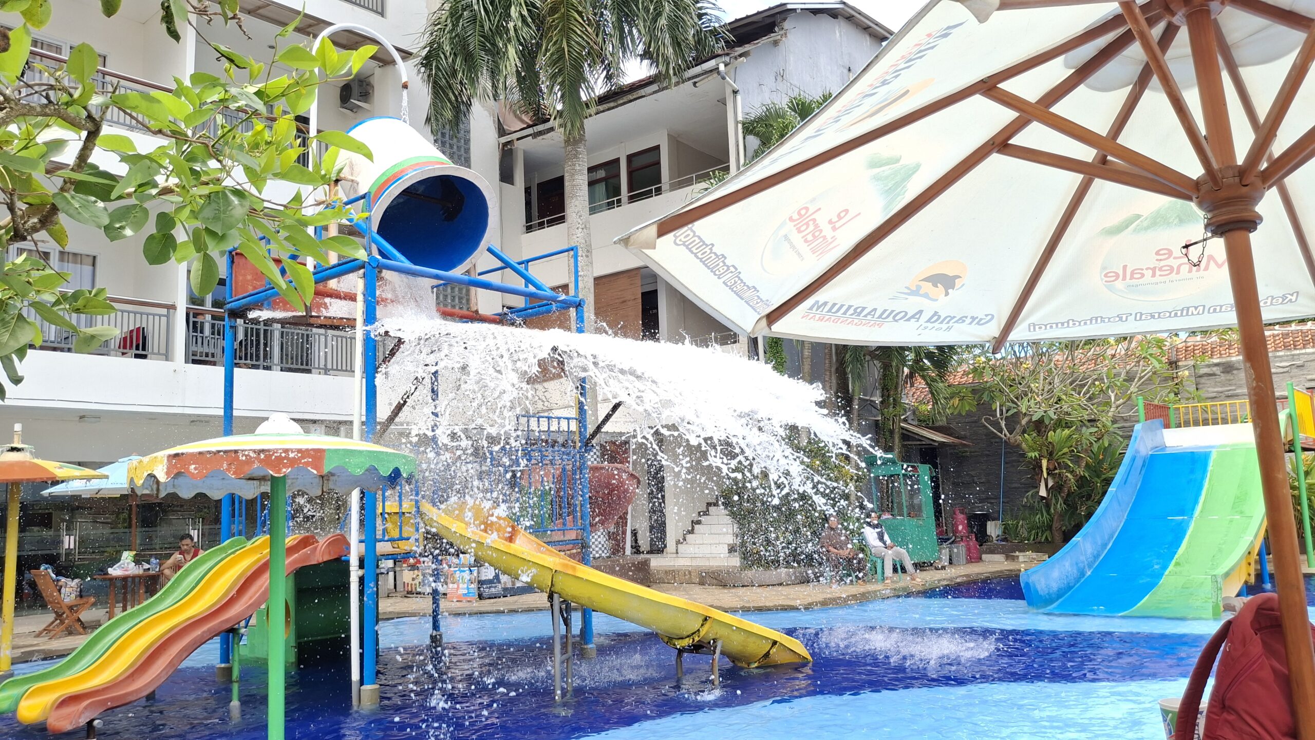 Anak-anak bermain air di kolam renang anak