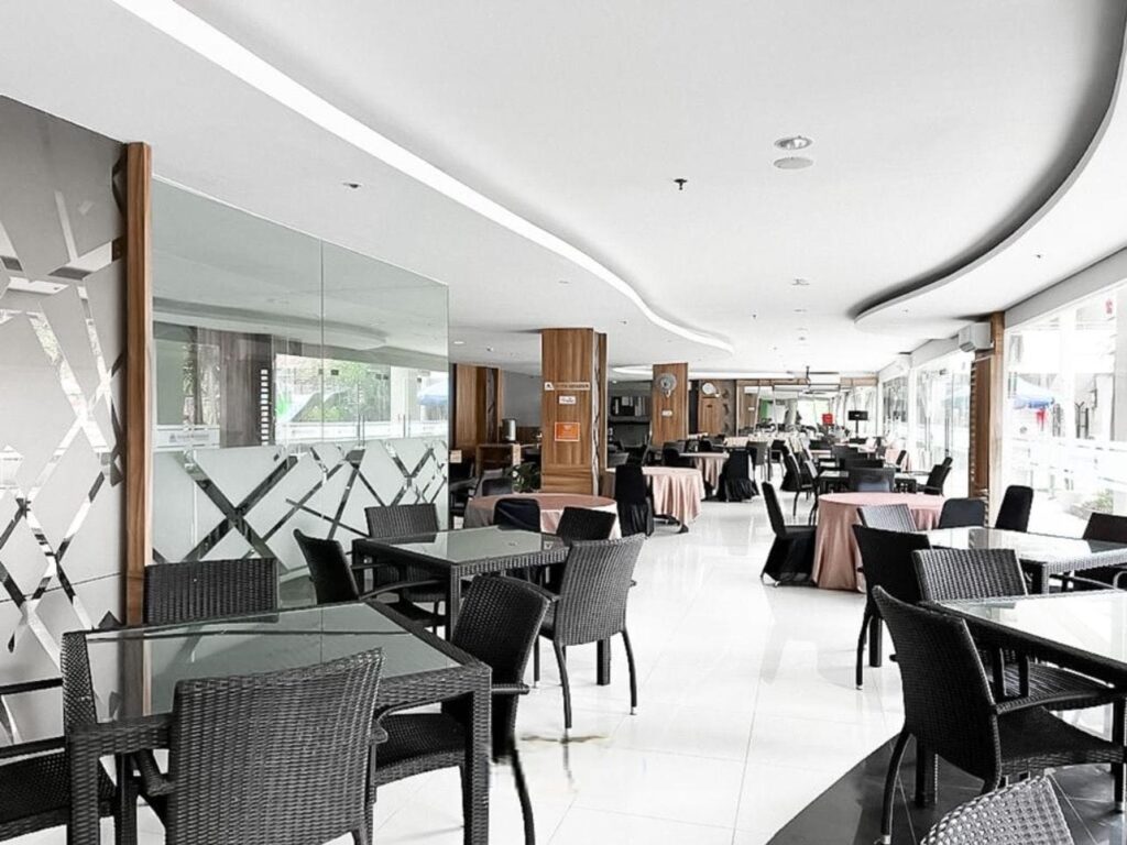 Ruangan restoran yang luas