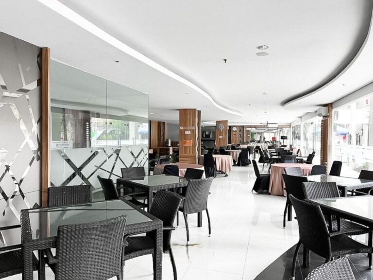 Ruangan restoran yang luas
