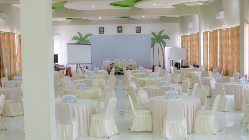 Marlin hall lt 7  - Ruangan luas dan nyaman yang bisa digunakan untuk acara karaoke, meeting perusahaan dengan privasi . Cocok untuk berbagai keperluan acara dengan kapasitas besar.