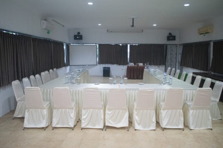 Barakuda hall lt 4 - Ideal untuk pertemuan formal seperti meeting, serta acara santai seperti karaoke, acara perusahaan, acara keluarga, dinner, launch dan acara lainnya.  Lokasi strategis dengan fasilitas lengkap untuk mendukung kebutuhan tamu.