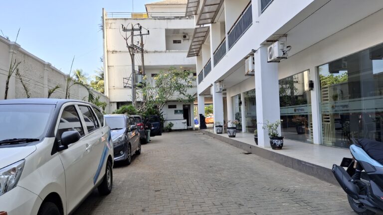 Area parkir Grand Aquarium Hotel Pangandaran