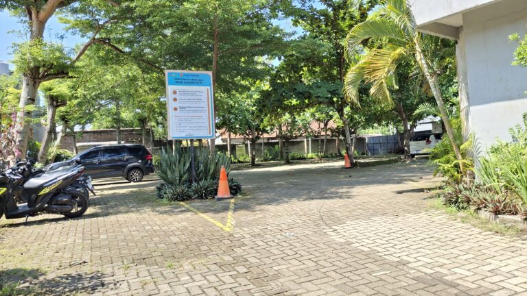Area parkir luas untuk tamu