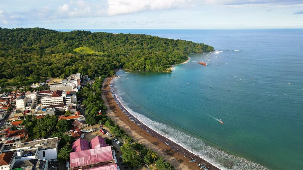pesona pantai Pangandaran